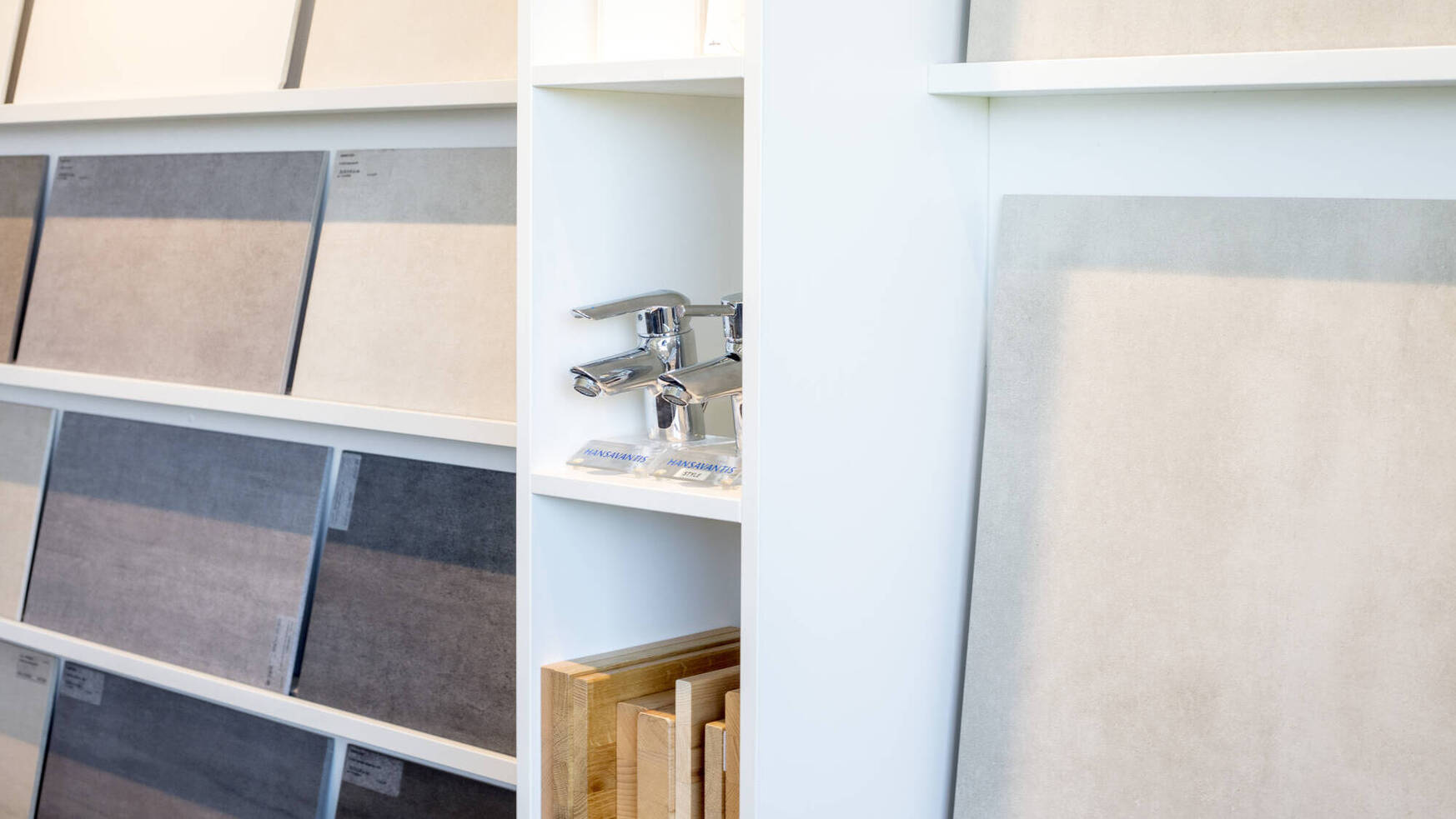 Moderne Auswahl an Fliesen und Sanitärobjekten im La Vita Haselhöhe 2 in Gaisbach – zeitgemäße Wand- und Bodenbeläge, hochwertige Armaturen und stilvolle Ausstattung für anspruchsvolles Wohnen.