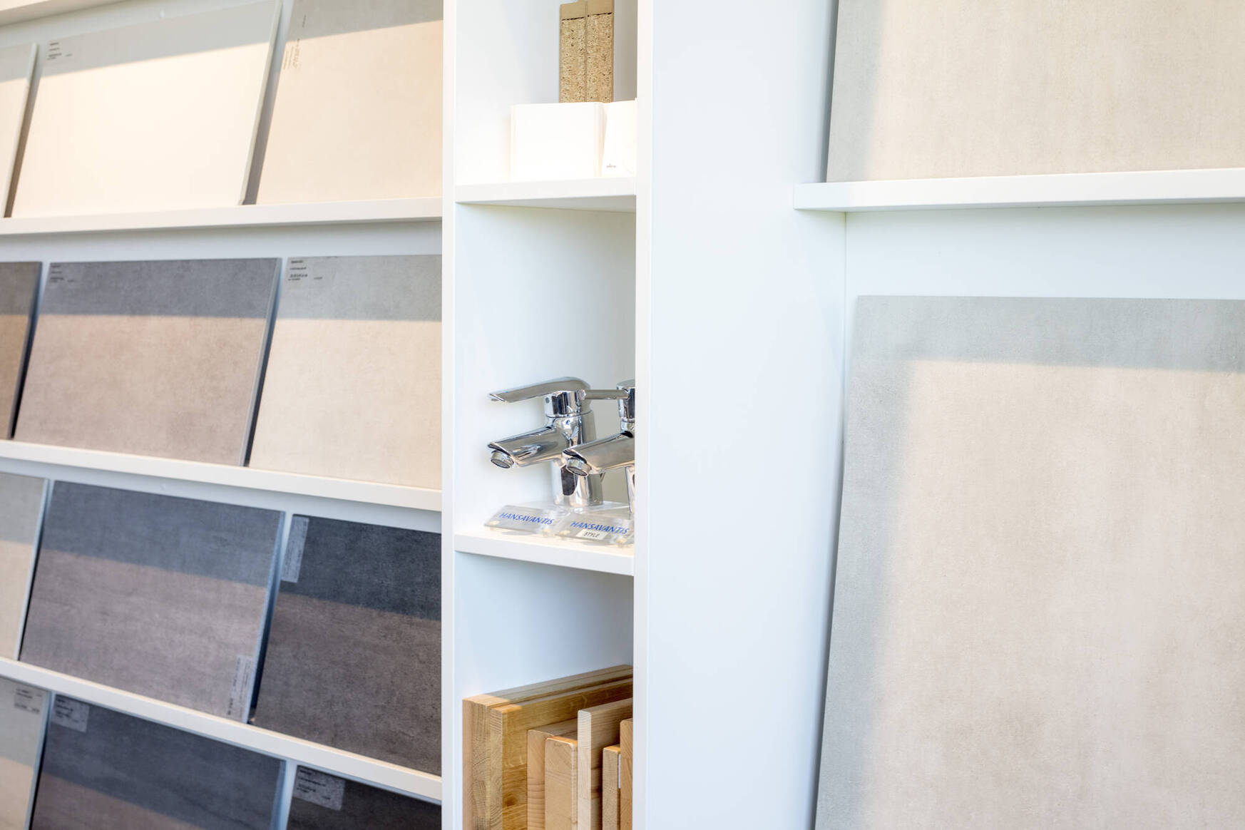 Auswahl moderner Wand- und Bodenfliesen sowie Sanitärkomponenten wie Armaturen und Keramik – Ausstattungsdetails der Wohnungen in der Casa Neckarhöhe in Neckartailfingen