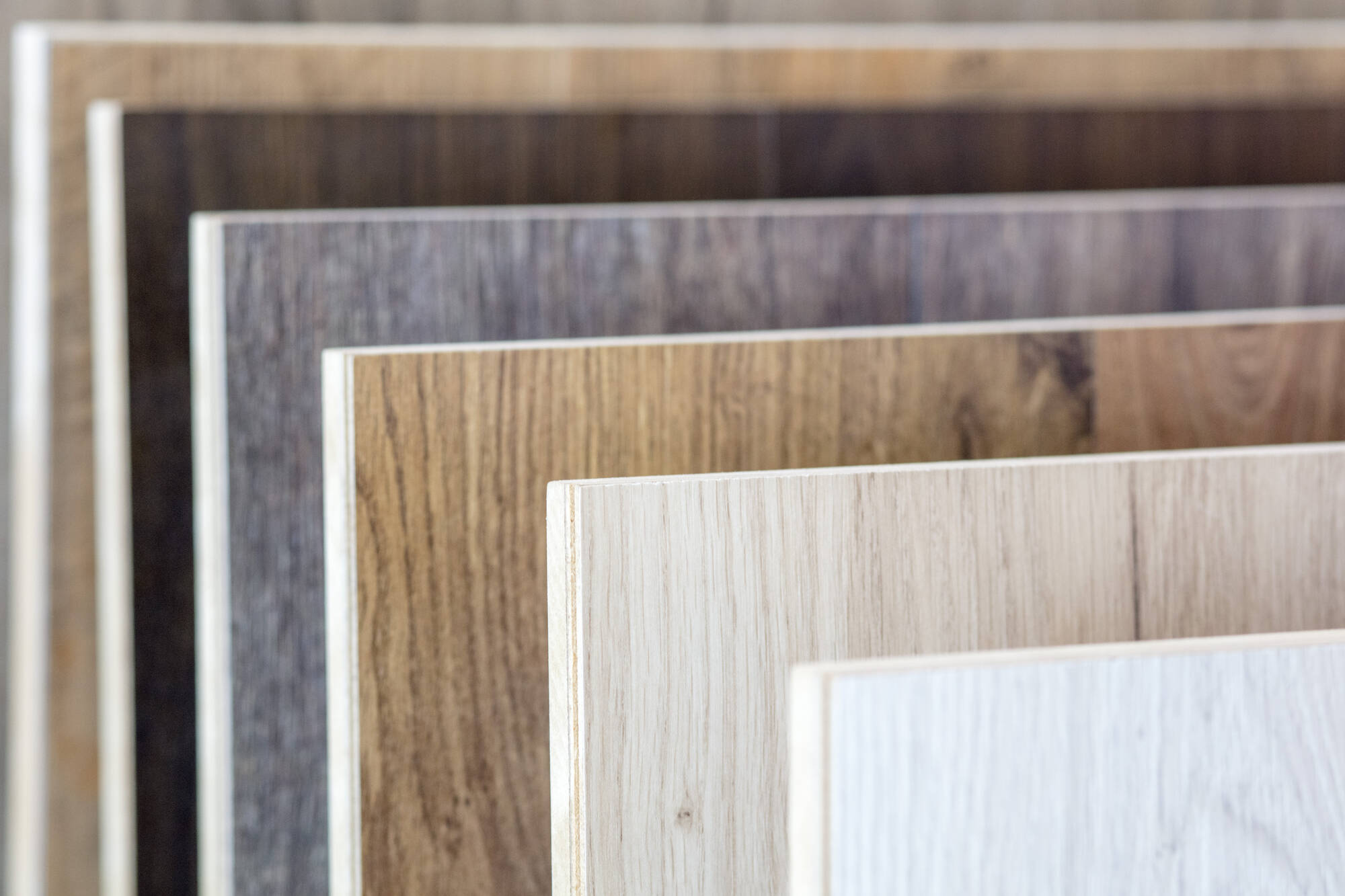 Muster verschiedener Bodenbeläge in Holzoptik mit unterschiedlichen Strukturen und Farbtönen – individuelle Ausstattungsoptionen für Wohnungen in der Casa Neckarhöhe in Neckartailfingen